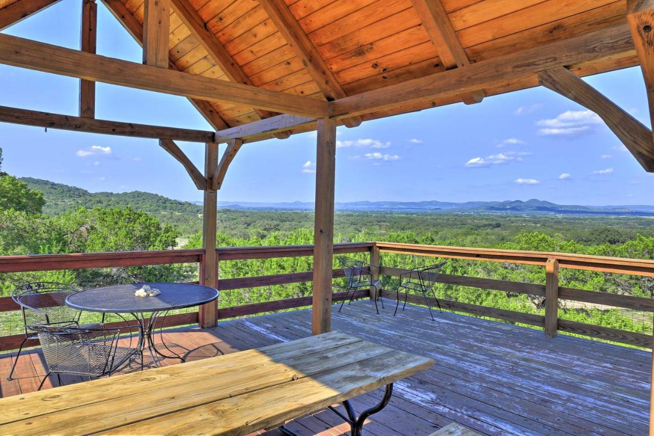 Utopia Family Home With Mountain Viewing Deck! Exterior photo